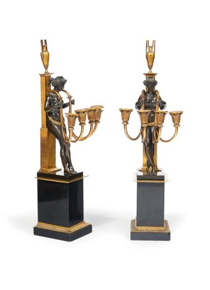 PAIRE DE CANDÉLABRES en bronze patiné et...