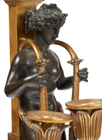 PAIRE DE CANDÉLABRES en bronze patiné et...