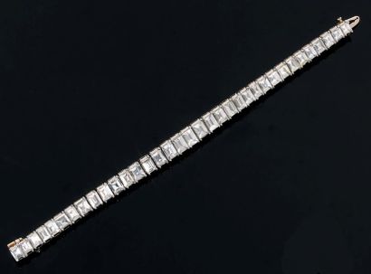 Property of a lady. Bracelet ligne composé...