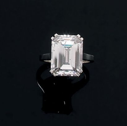 Property of a lady. Bague ornée d'un diamant...