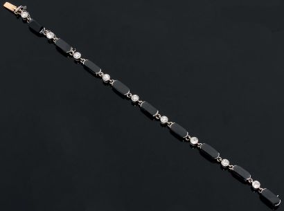 Rare bracelet souple en platine composé de...