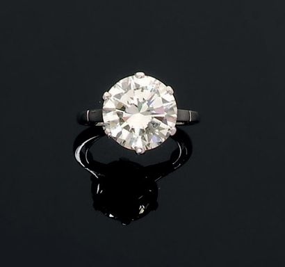 Property of a lady. Bague ornée d'un diamant...