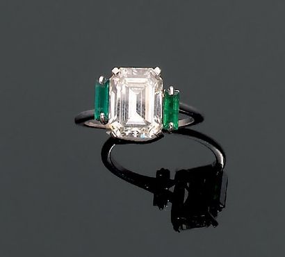 Property of a gentleman. Bague ornée d'un...