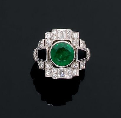 Property of a lady. Bague à gradins ornée...