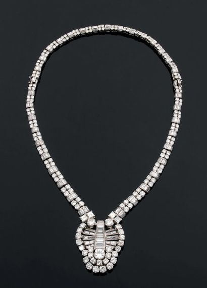 Property of a lady. Elégant collier serpent...