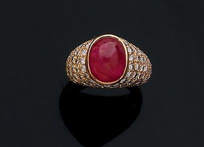 Property of a gentleman. Bague dôme ornée...