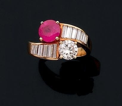 Property of a gentleman. Bague croisée ornée...