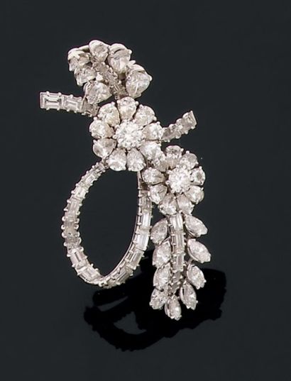 Property of a lady. Broche branche fleurie...