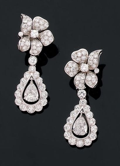 Property of a lady. Paire de clips d'oreille...