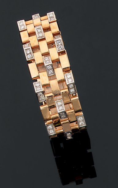 Property of a lady. Bracelet «Tank» en or...