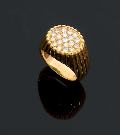 Boucheron. Années 1970 Bague chevalière ovale...