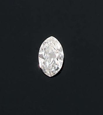 Property of a lady. Diamant navette sur papier....