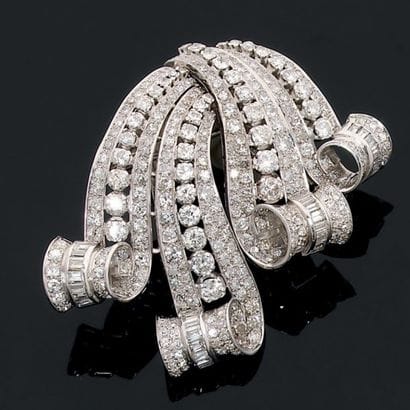 Property of a lady. Grande broche double...