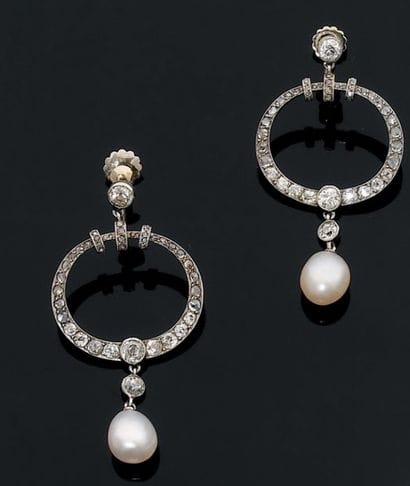 Paire de pendants d'oreille créoles sertis...
