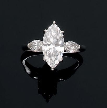 Property of a lady. Bague ornée d'un diamant...