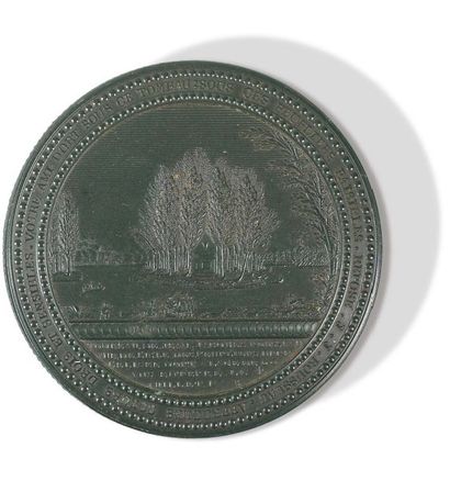 Boite ronde en poudre de corne verte à décor...