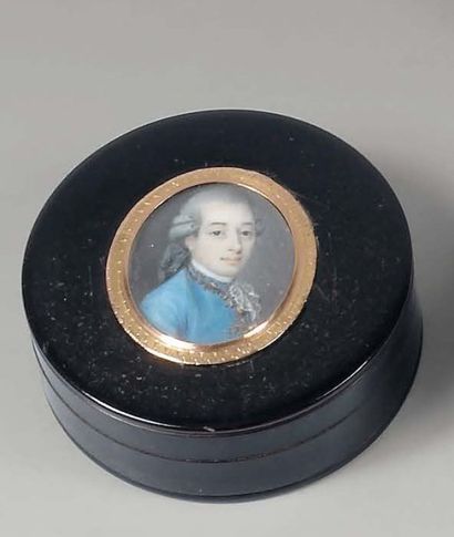 Boite ronde en écaille, le couvercle orné...