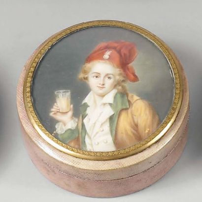 Boite ronde en peau de roussette rose ornée...