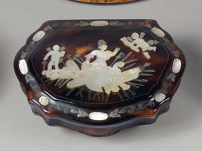 Tabatiere de forme chantournée en écaille...