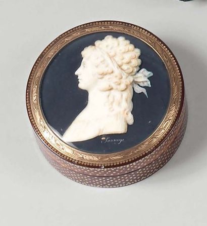 Boite ronde en écaille blonde, le couvercle...