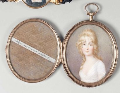 Medaillon ovale en écaille à décor de vestale...