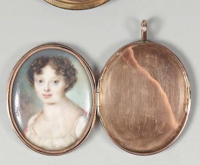 Medaillon ovale en or contenant une miniature...