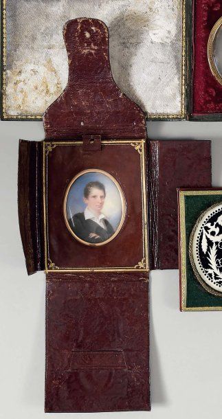 Miniature ovale sur ivoire : Portrait d'homme...
