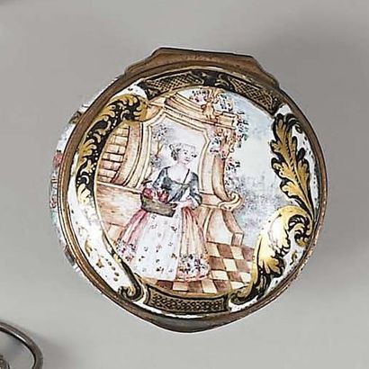 Tabatiere ronde à décor émaillé polychrome...