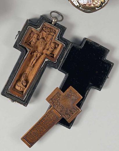 Précieuse Croix en bois sculpté à décor toutes...