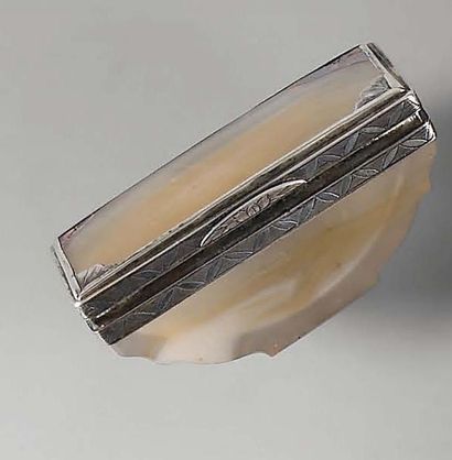 Rare Tabatiere en agate de forme chantournée...
