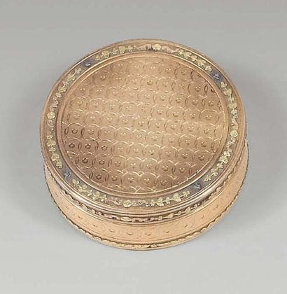 Petite Boite ronde en ors de couleurs ciselés...