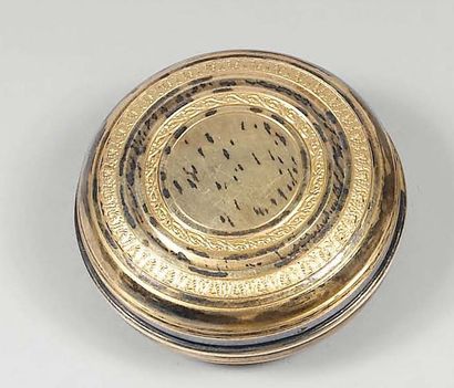 Petite Boite ronde en vermeil ciselé de palmettes....