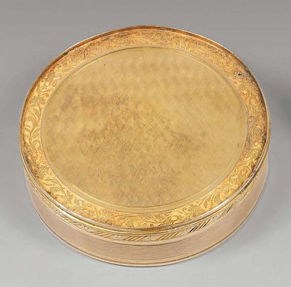 Grande Boite ronde en or guilloché d'un décor...