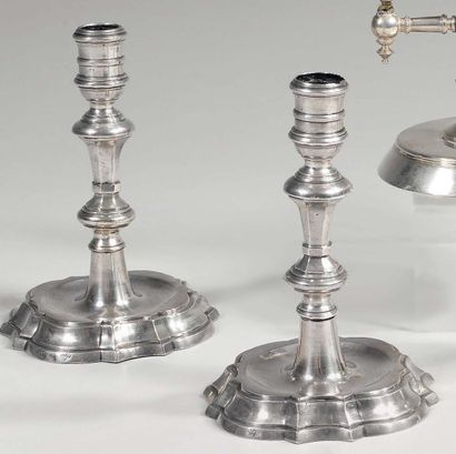Paire de flambe aux de toilette argent. Base...