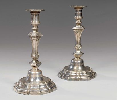 Paire de Flambeaux en argent à base contournée...