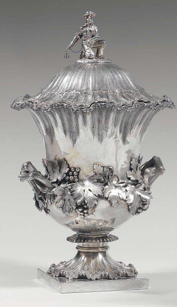 Rafraichissoir en argent en forme de vase...