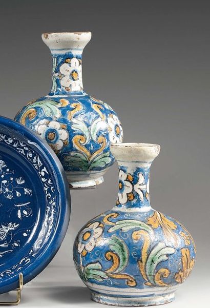 Sicile. Paire de vases globulaires à long...