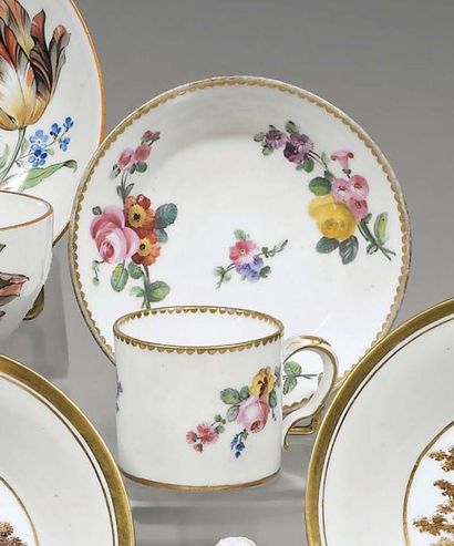 Sevres. Tasse de forme litron et sa soucoupe...