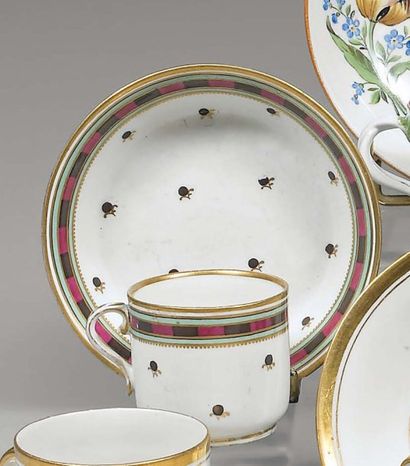 Vienne. Tasse et sa soucoupe à décor de semis...
