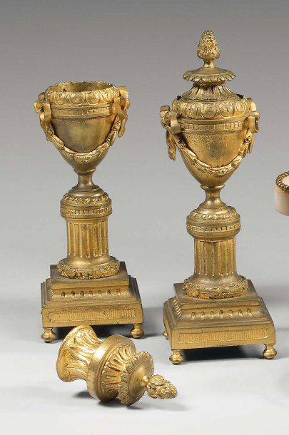 Paire de vases couverts formant bouge oirs...