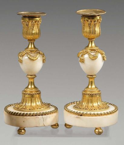 Paire de bougeoirs en bronze doré et marbre...