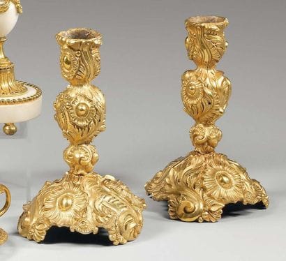 Paire de bougeoirs en bronze ciselé et doré,...