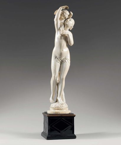 Statuette en ivoire représentant Vénus avec...