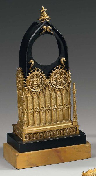 Porte - montre en bronze ciselé, patiné et...