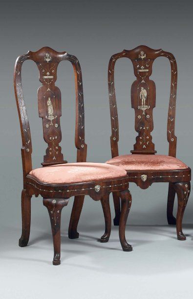Paire de chaises à haut dossier mouvementé...