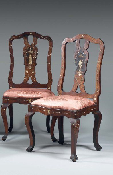 Paire de chaises à haut dossier mouvementé...