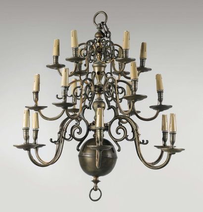 Lustre à seize bras de lumière sur trois...