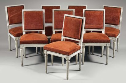 Suite de huit chaises à dossier rectangulaire...