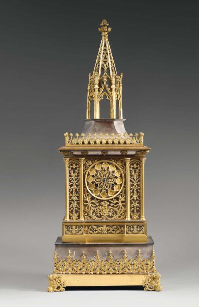 Pendule dite « à la cathédrale » en bronze...