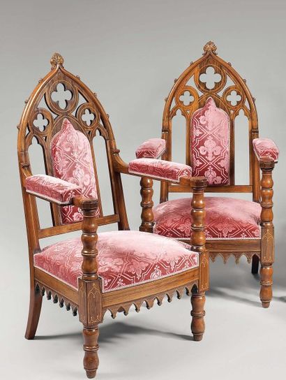 Paire de fauteuils dits « cathédrales » à...